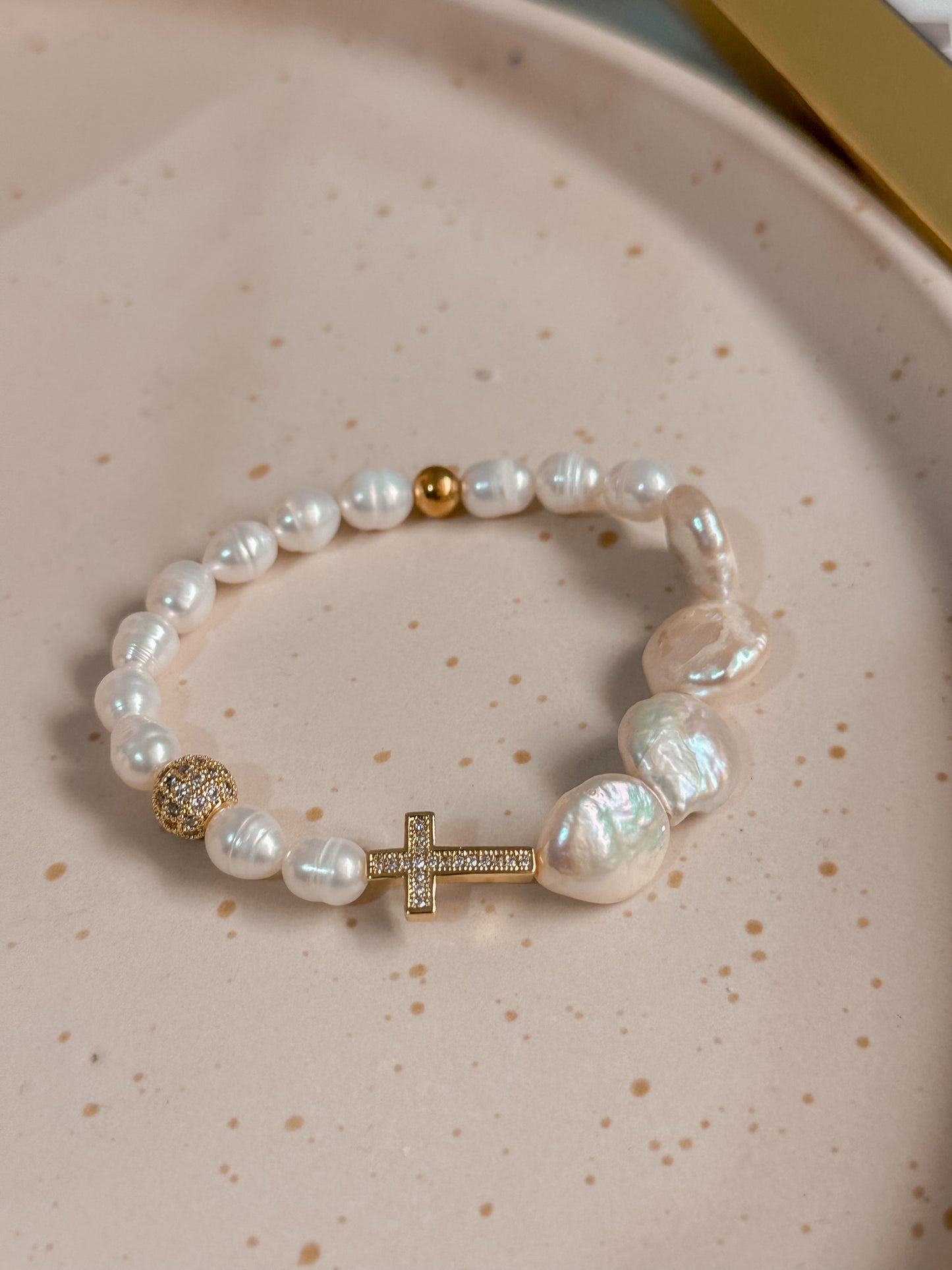 Pulsera Perlas+barrocas y cruz